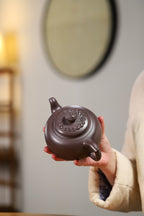证书持壶照配套齐全 【祥云逐浪】 制壶：方华萍（研究员级高级工艺美术师） 泥料：原矿天青泥 容量：410cc