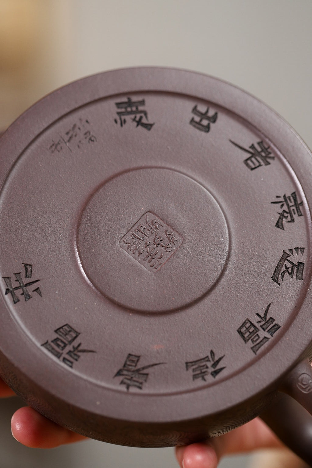 证书持壶照配套齐全 【祥云逐浪】 制壶：方华萍（研究员级高级工艺美术师） 泥料：原矿天青泥 容量：410cc
