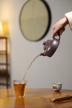 证书持壶照配套齐全 【祥云逐浪】 制壶：方华萍（研究员级高级工艺美术师） 泥料：原矿天青泥 容量：410cc