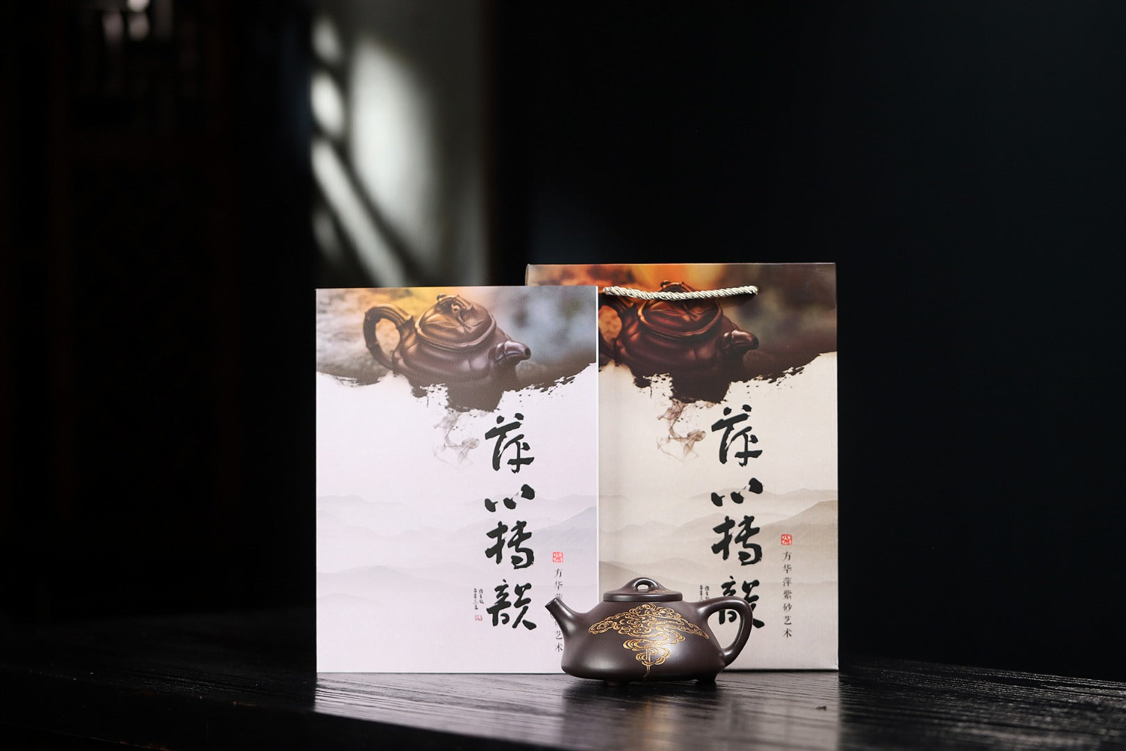 【子冶石瓢】 制壶：方华萍（研究员级高级工艺美术师） 泥料：原矿黑料 容量：350cc
