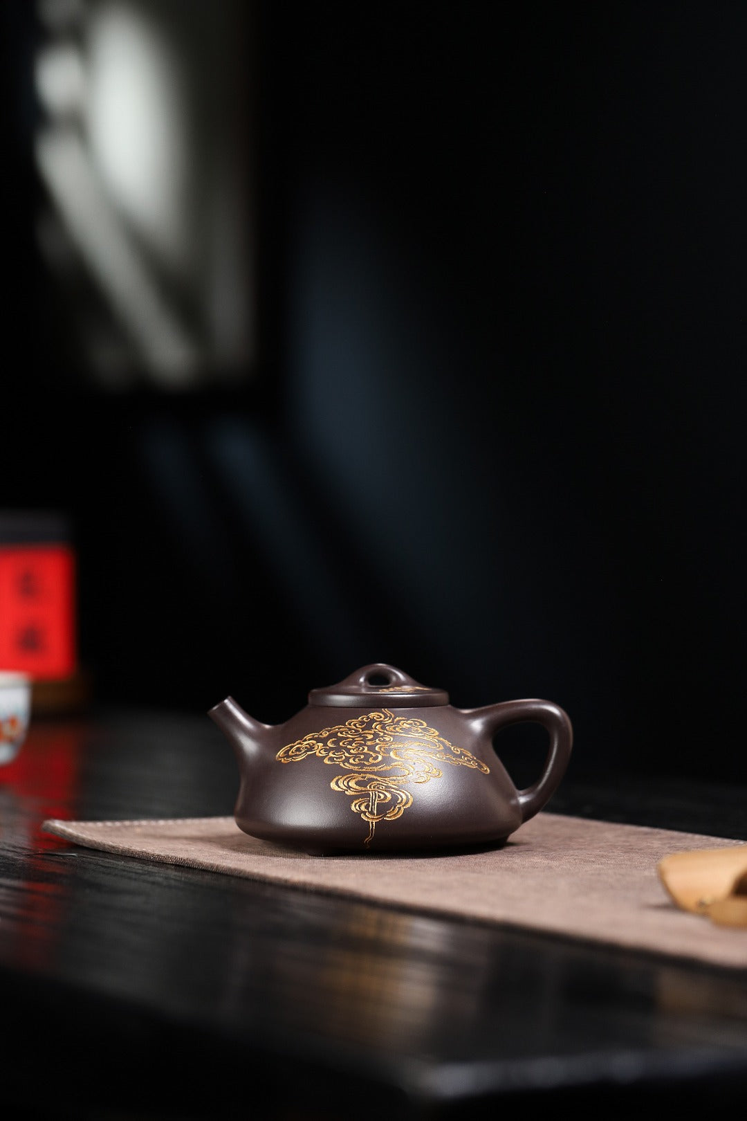 【子冶石瓢】 制壶：方华萍（研究员级高级工艺美术师） 泥料：原矿黑料 容量：350cc