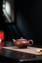 【三足圆炉】 制壶：方华萍（研究员级高级工艺美术师） 泥料：原矿紫泥 容量：410cc