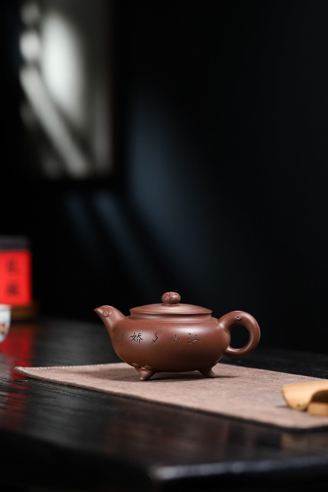 【三足圆炉】 制壶：方华萍（研究员级高级工艺美术师） 泥料：原矿紫泥 容量：410cc