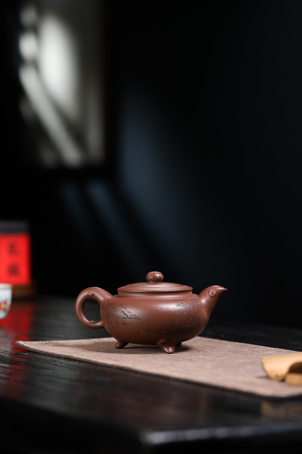 【三足圆炉】 制壶：方华萍（研究员级高级工艺美术师） 泥料：原矿紫泥 容量：410cc