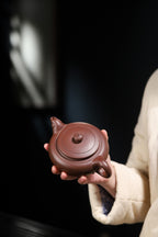 【三足圆炉】 制壶：方华萍（研究员级高级工艺美术师） 泥料：原矿紫泥 容量：410cc