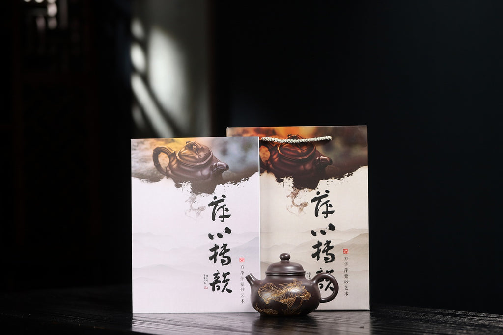 【容天】 制壶：方华萍（研究员级高级工艺美术师） 泥料：原矿黑料 容量：380cc