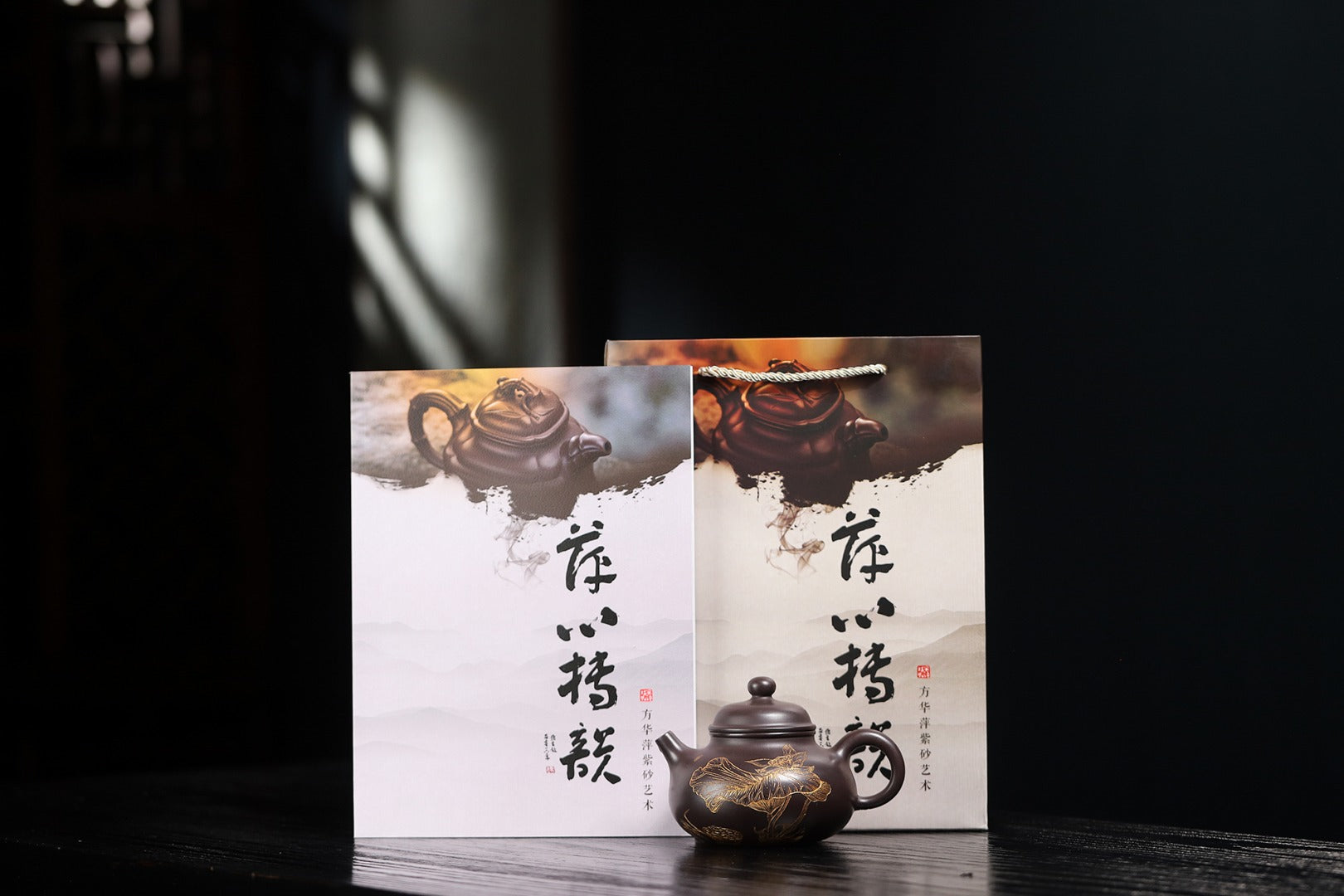 【容天】 制壶：方华萍（研究员级高级工艺美术师） 泥料：原矿黑料 容量：380cc