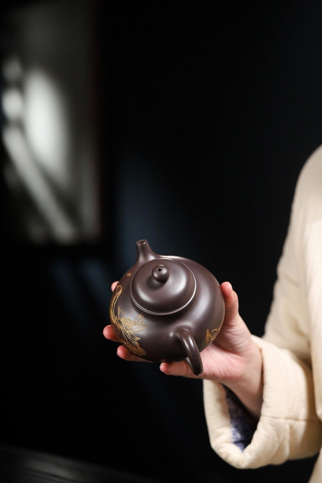 【容天】 制壶：方华萍（研究员级高级工艺美术师） 泥料：原矿黑料 容量：380cc
