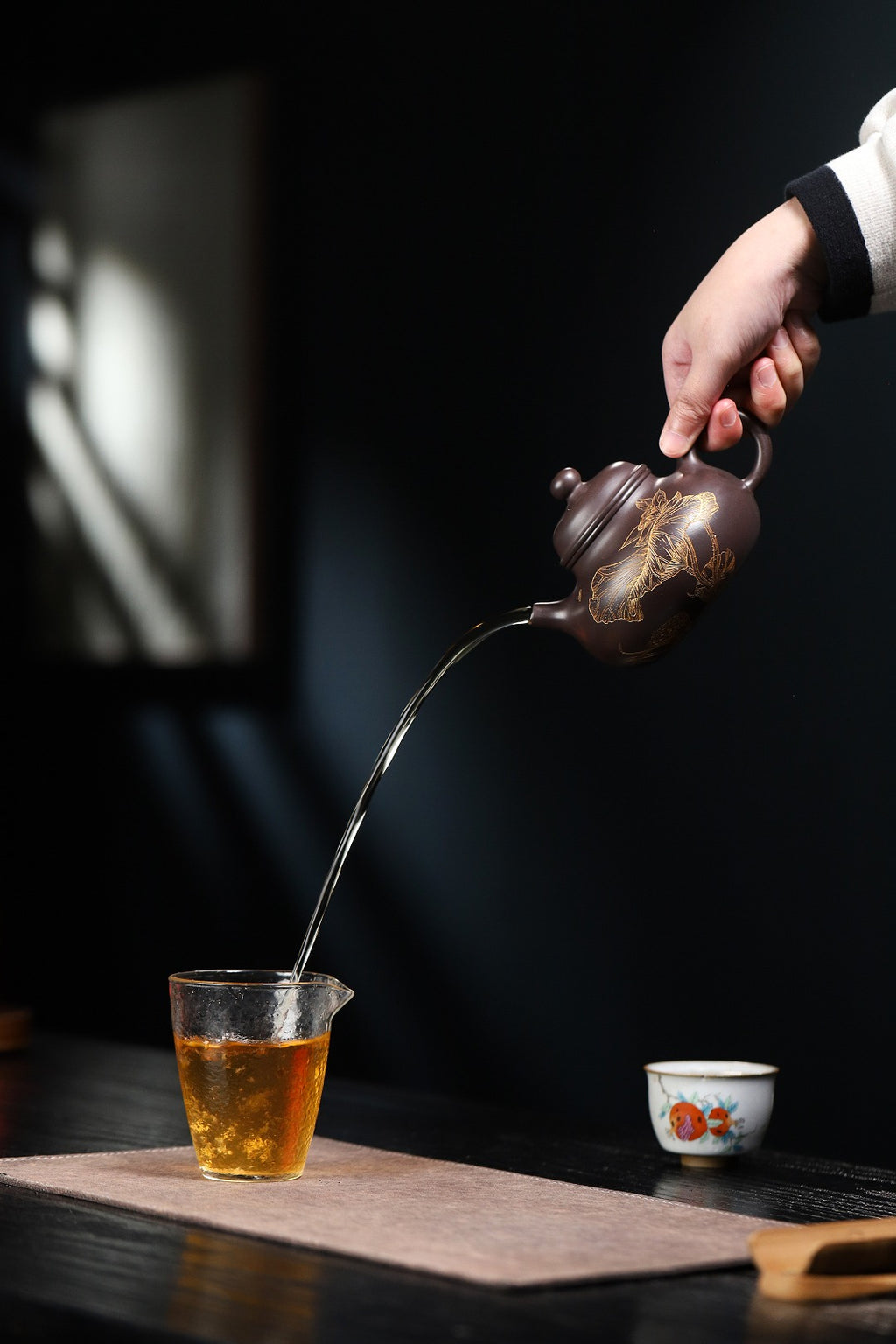 【容天】 制壶：方华萍（研究员级高级工艺美术师） 泥料：原矿黑料 容量：380cc