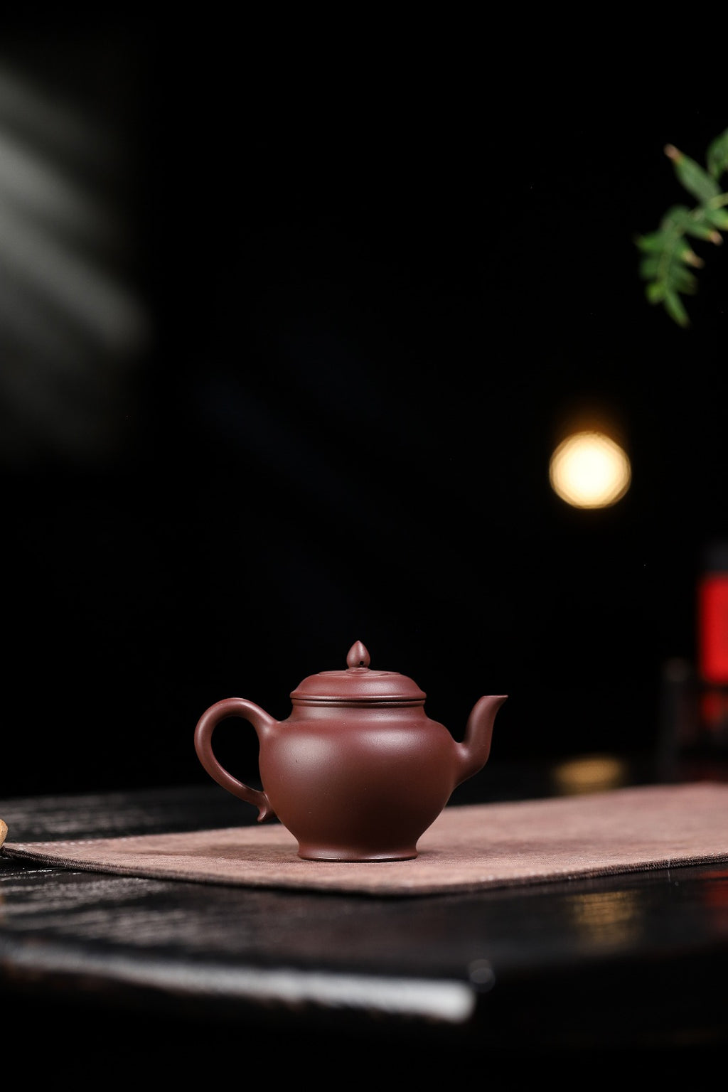 【秋水】 制壶：范俊华（国家级工艺美术师） 泥料：原矿紫泥 容量：140cc 球孔