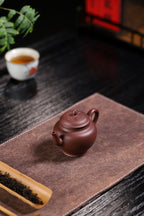 【秋水】 制壶：范俊华（国家级工艺美术师） 泥料：原矿紫泥 容量：140cc 球孔