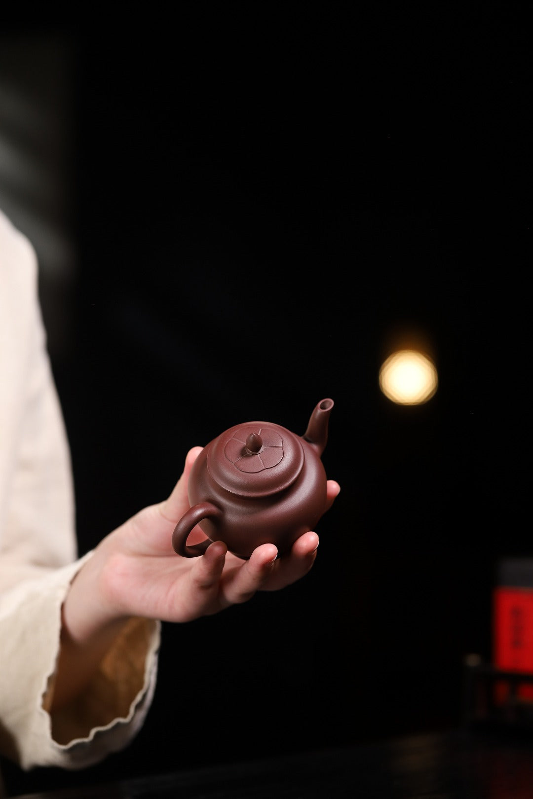 【秋水】 制壶：范俊华（国家级工艺美术师） 泥料：原矿紫泥 容量：140cc 球孔