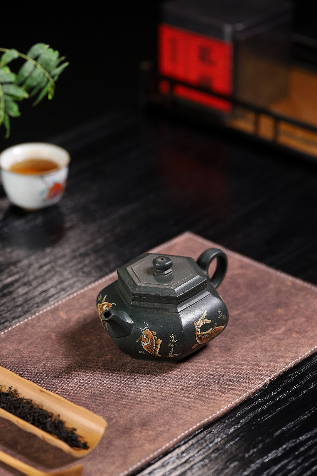 【大彬六方】 制壶：万庆元（国家级高级工艺美术师） 泥料：原矿黑料 容量：310cc