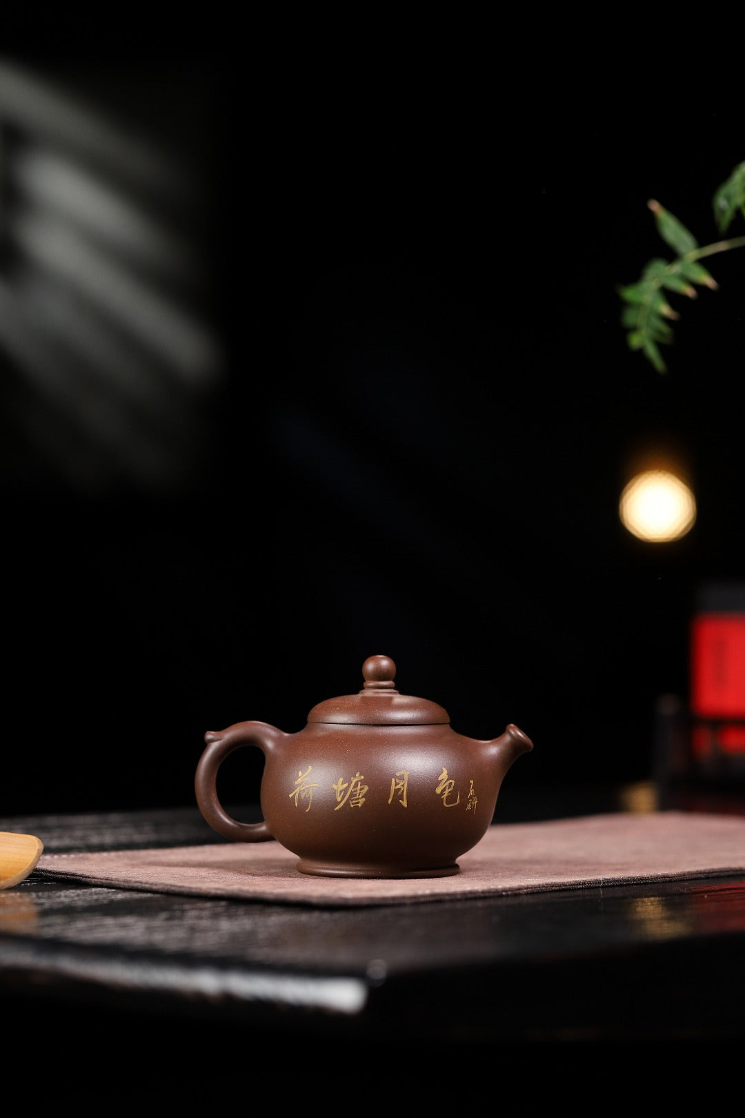 【荷塘月色】 制壶：万庆元（国家级高级工艺美术师） 泥料：原矿紫泥 容量：260cc - ZishaTeapotChina