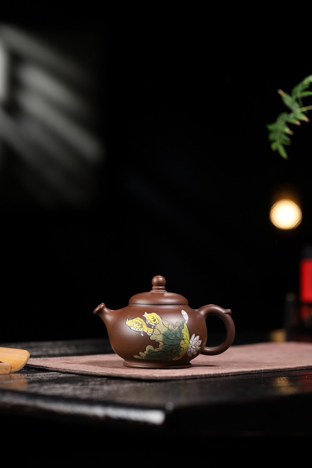 【荷塘月色】 制壶：万庆元（国家级高级工艺美术师） 泥料：原矿紫泥 容量：260cc - ZishaTeapotChina
