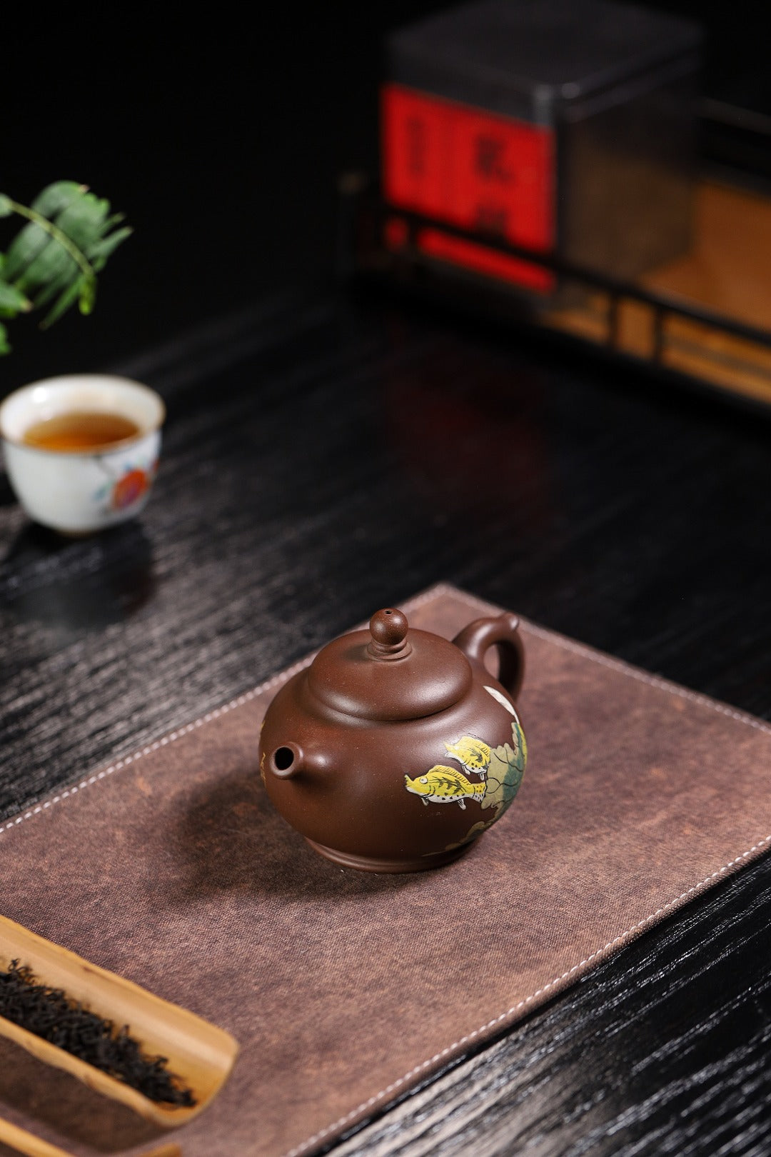 【荷塘月色】 制壶：万庆元（国家级高级工艺美术师） 泥料：原矿紫泥 容量：260cc - ZishaTeapotChina