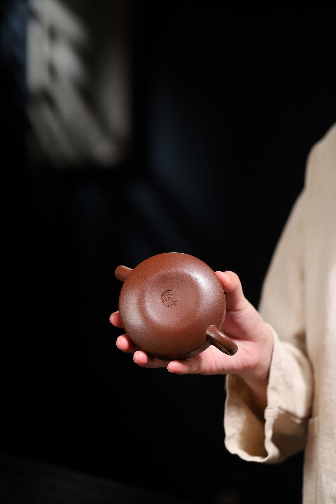 【汉瓦】 制壶：陈老师（国家级工艺美术师） 泥料：原矿文革泥 容量：120cc 内推球孔