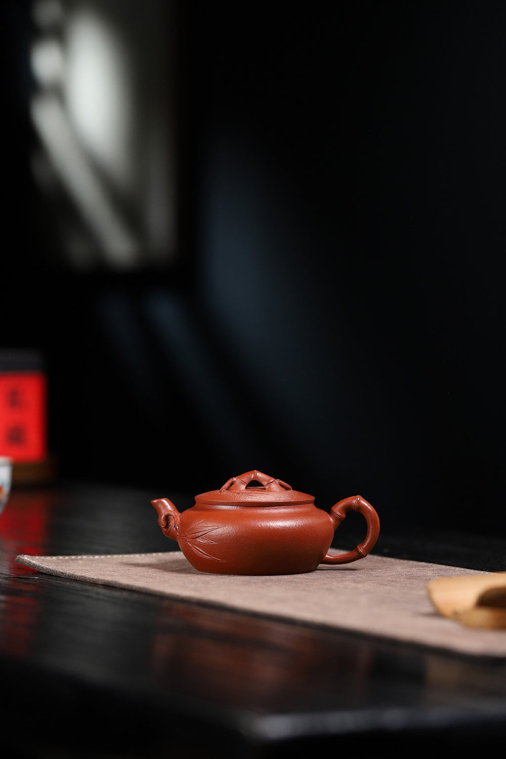 【扁竹】 制壶：方华萍（研究员级高级工艺美术师） 泥料：原矿朱泥 容量：180cc