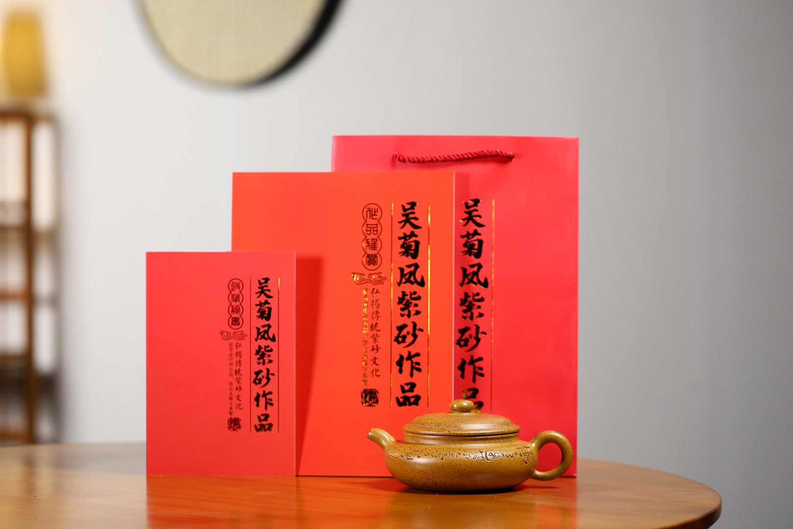 【扁腹】证书持壶照配套齐全 制壶：吴菊凤（国家级高级工艺美术师） 泥料：原矿高温段 容量：420cc