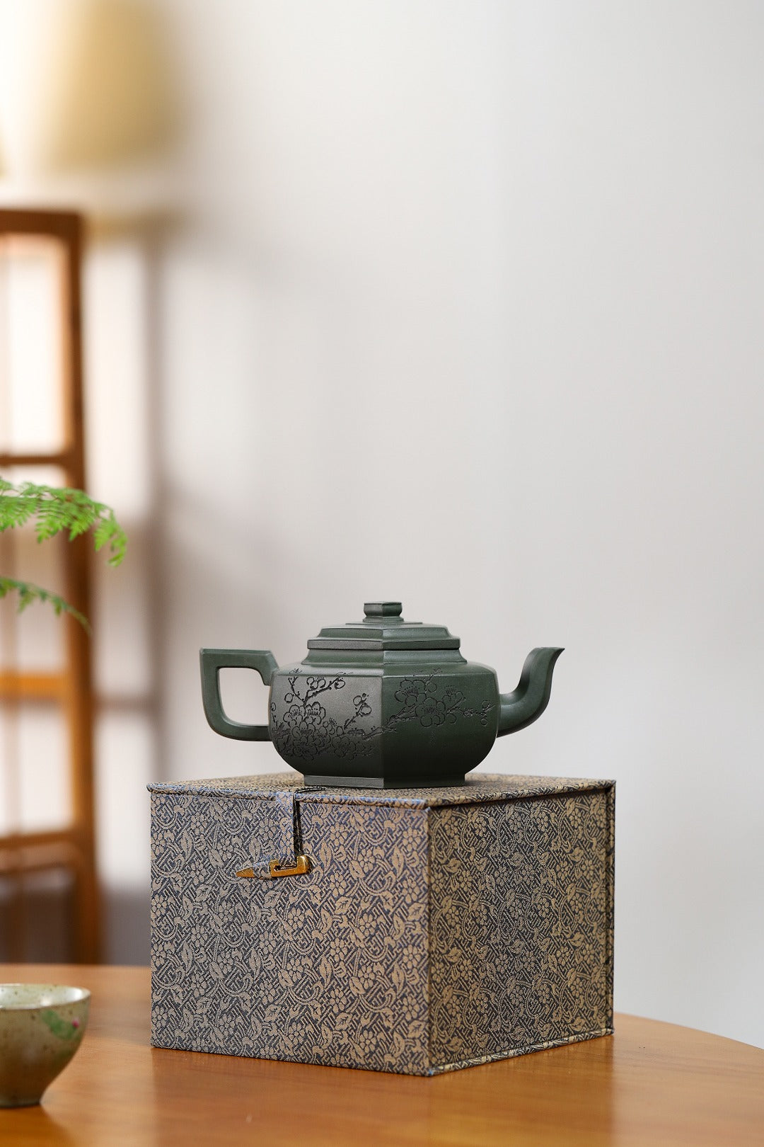 【六方雪华】证书持壶照配套齐全 制壶：吴菊凤（国家级高级工艺美术师）原矿绿泥 容量：370cc