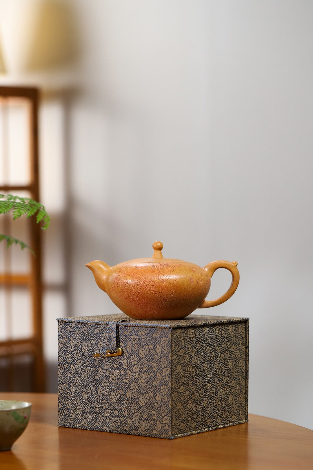 【雨露】证书持壶照配套齐全 制壶：吴菊凤（国家级高级工艺美术师） 泥料：原矿黄段泥 容量：400cc