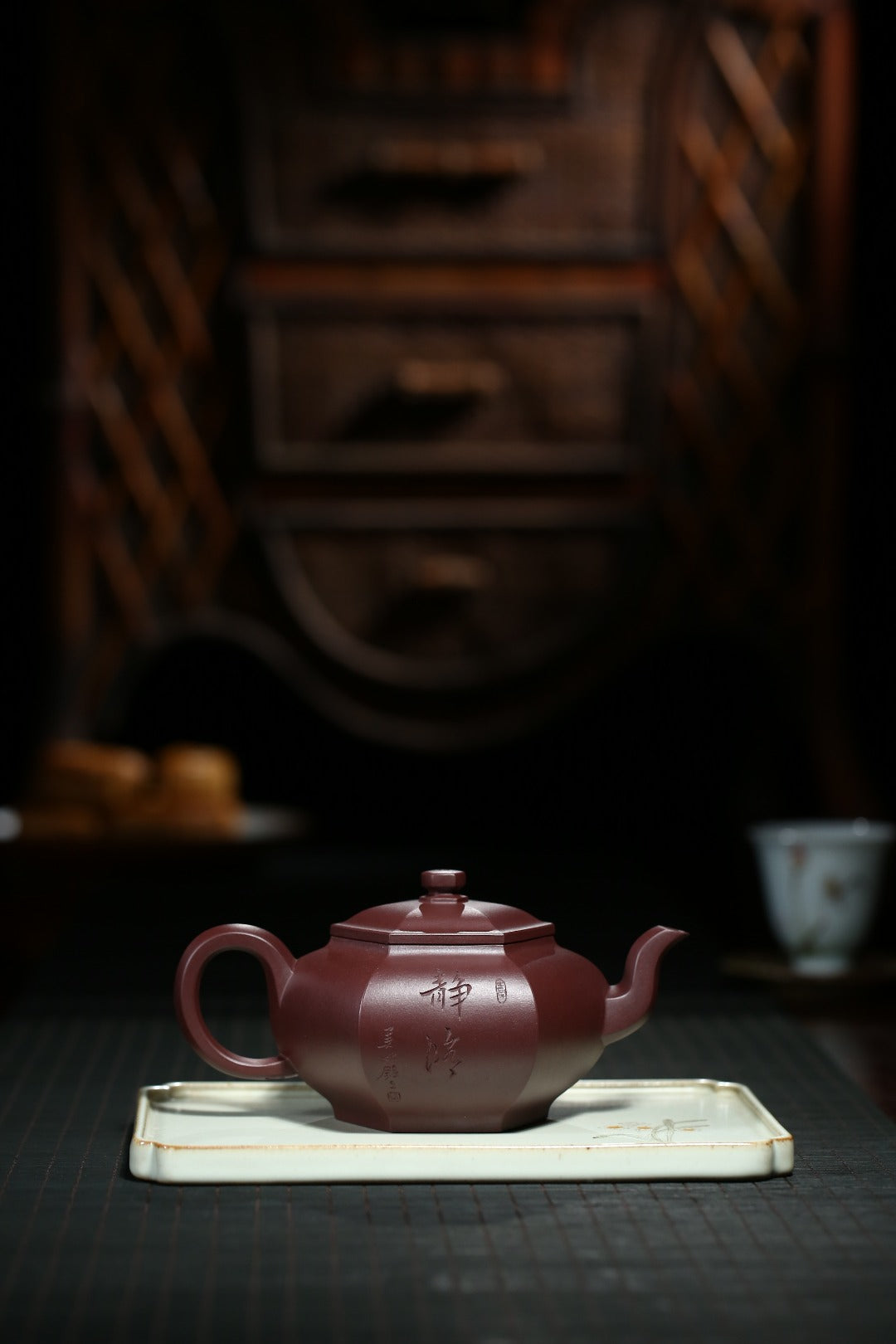 全手工制作【藏六方 】制壶：曹美好 (国家级工艺美术师) 泥料：原矿紫泥 容量：250cc