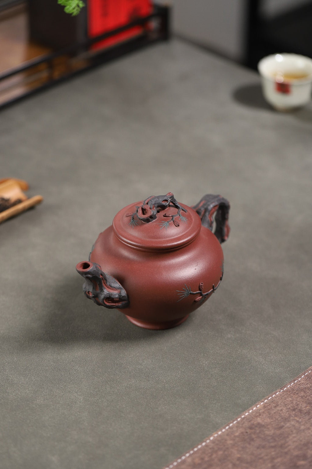 【松报春】 制壶：许益军（国家级工艺美术师） 泥料：原矿紫泥 容量：500cc