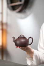 【如意壶】 制壶：刘惠清（国家级高级工艺美术师） 泥料：原矿紫泥 容量：280cc