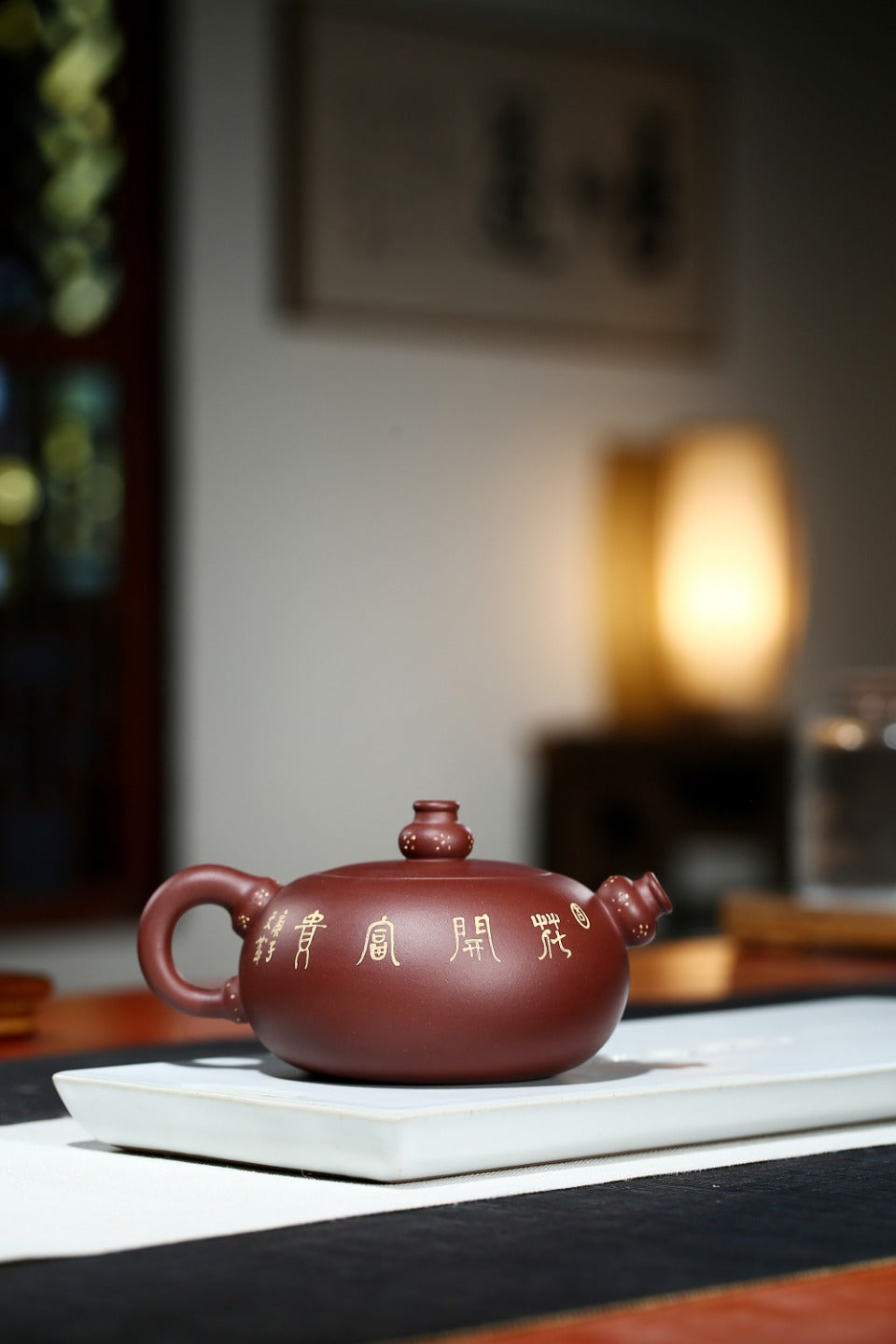 配持壶照 【葫芦壶】 制壶：刘彩萍（国家级工艺美术师） 泥料：原矿清水泥 容量：300cc