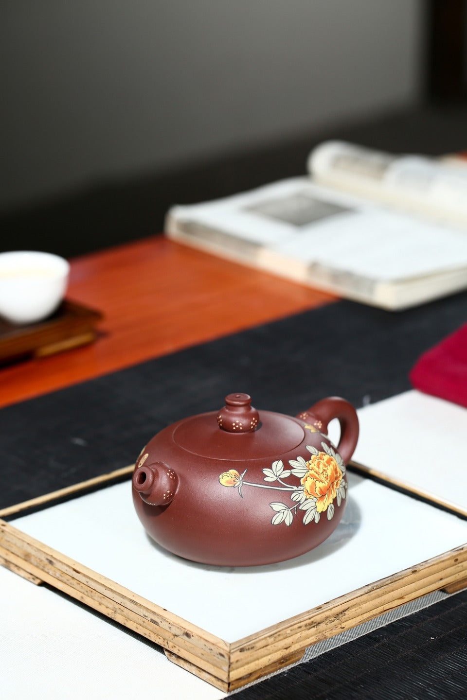 配持壶照 【葫芦壶】 制壶：刘彩萍（国家级工艺美术师） 泥料：原矿清水泥 容量：300cc