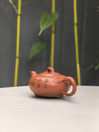 紫砂界的唯一·徐伟强原创景云松·拍卖5万同系列《卧月石瓢壶》原矿极品朱泥·200cc