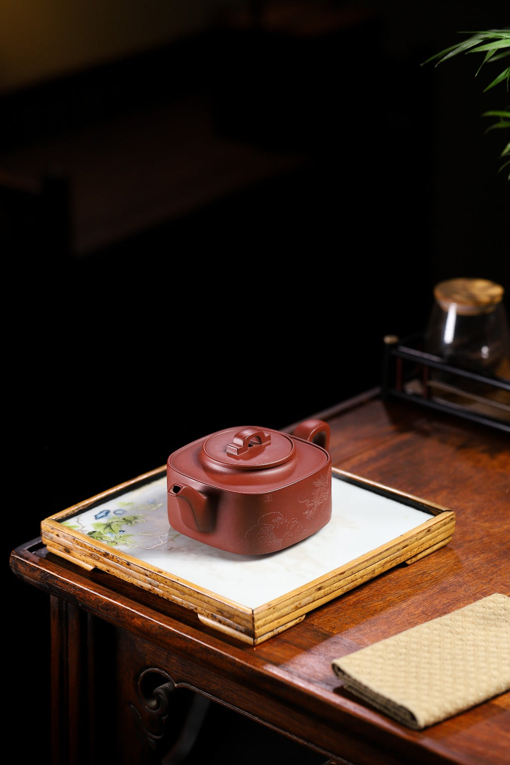 全手工 四方君玉 【容量】320cc  【泥料】原矿龙血砂 【作者】刘彩萍（国家级工艺美术师）