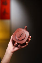 全手工 四方君玉 【容量】320cc  【泥料】原矿龙血砂 【作者】刘彩萍（国家级工艺美术师）