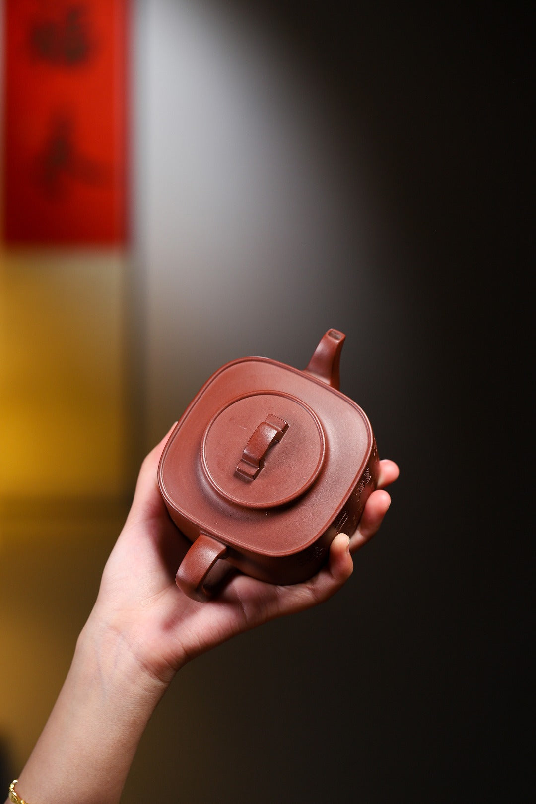 全手工 四方君玉 【容量】320cc  【泥料】原矿龙血砂 【作者】刘彩萍（国家级工艺美术师）
