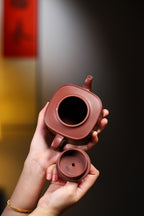全手工 四方君玉 【容量】320cc  【泥料】原矿龙血砂 【作者】刘彩萍（国家级工艺美术师）