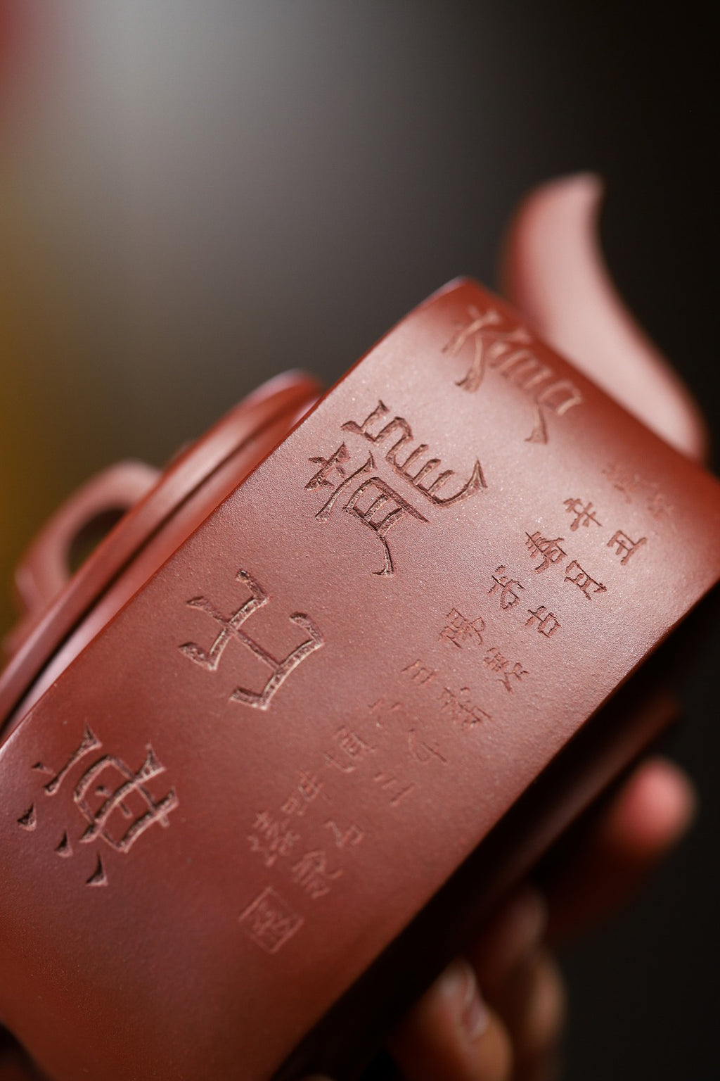 全手工 四方君玉 【容量】320cc  【泥料】原矿龙血砂 【作者】刘彩萍（国家级工艺美术师）