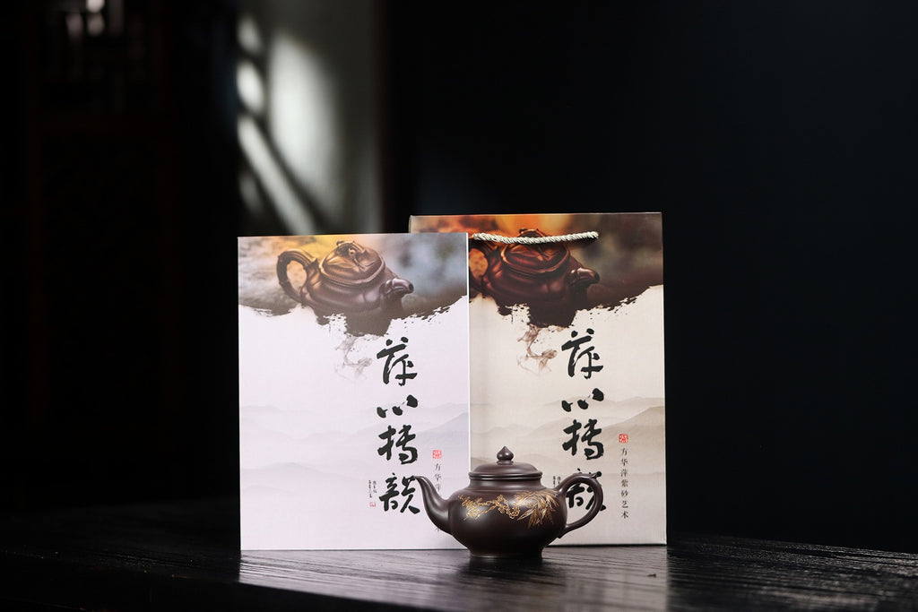 【笑樱】 制壶：方华萍（研究员级高级工艺美术师） 泥料：原矿黑料 容量：360cc