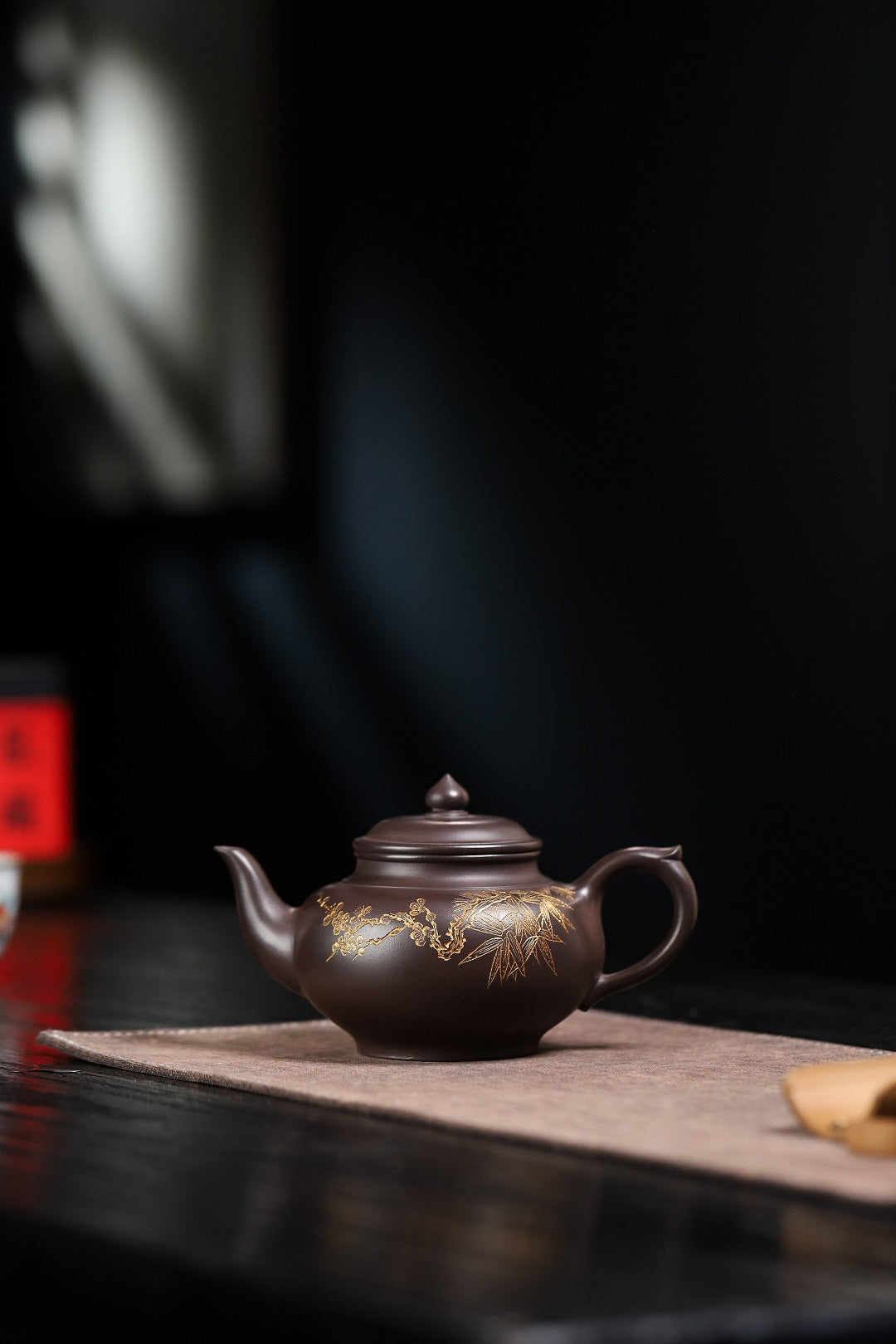 【笑樱】 制壶：方华萍（研究员级高级工艺美术师） 泥料：原矿黑料 容量：360cc