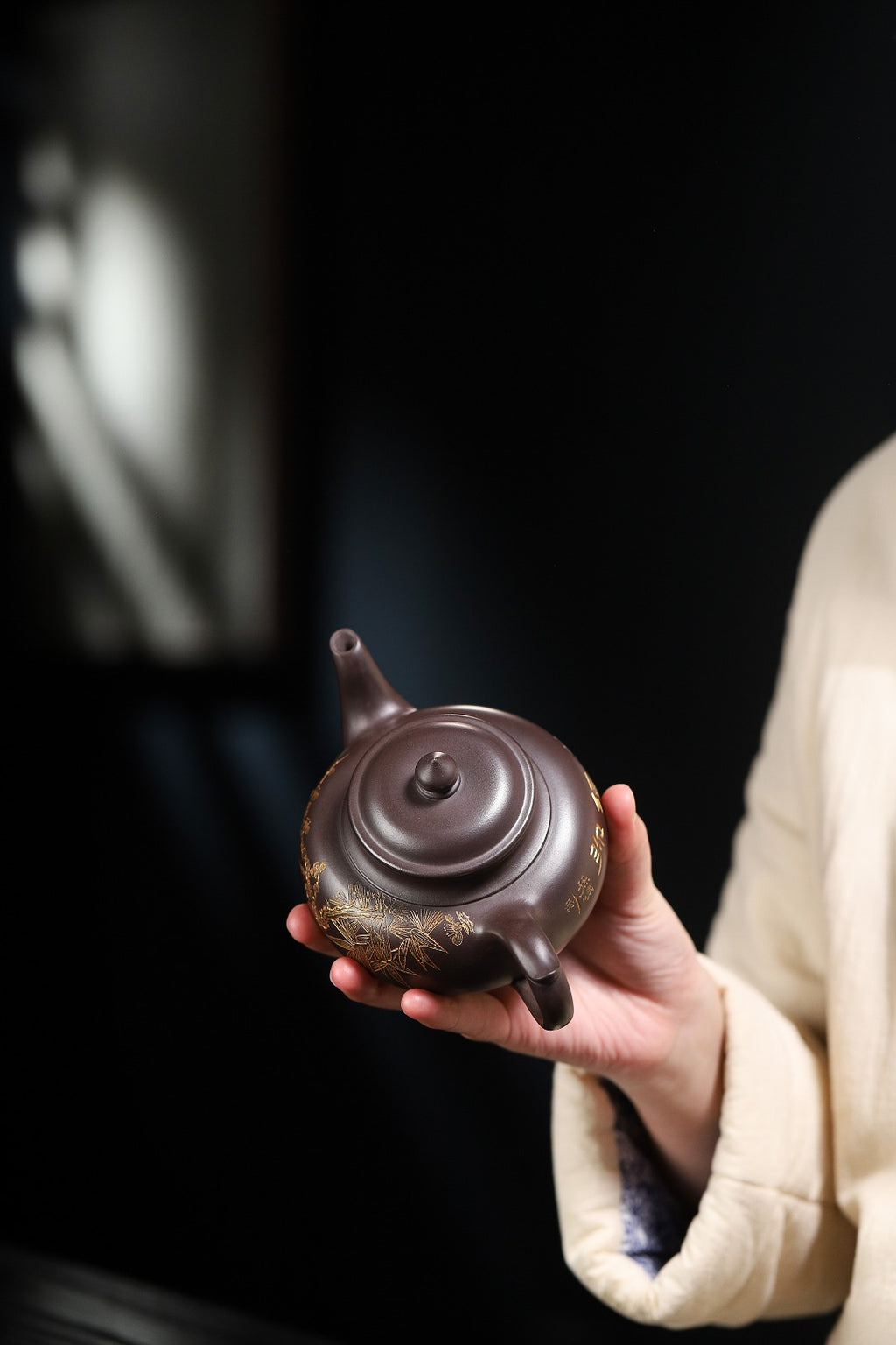 【笑樱】 制壶：方华萍（研究员级高级工艺美术师） 泥料：原矿黑料 容量：360cc