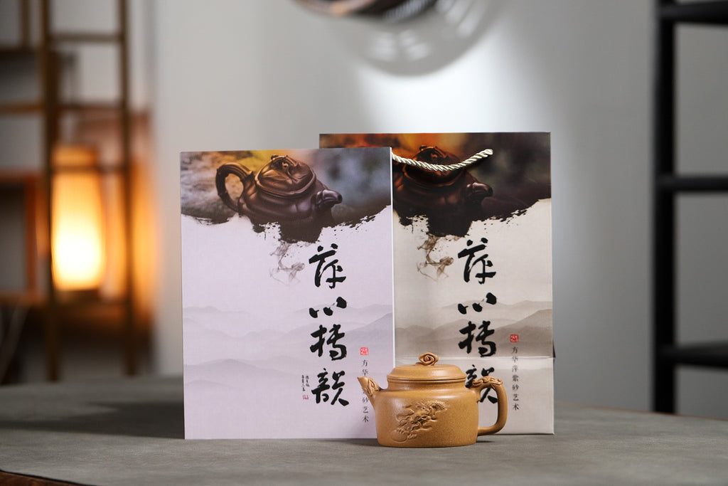 【龙德钟】 制壶：方华萍（研究员级高级工艺美术师） 泥料：原矿黄段泥 容量：300cc