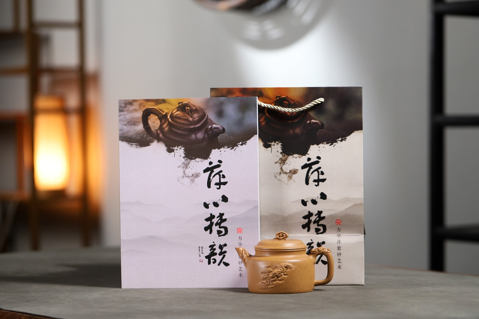 【龙德钟】 制壶：方华萍（研究员级高级工艺美术师） 泥料：原矿黄段泥 容量：300cc