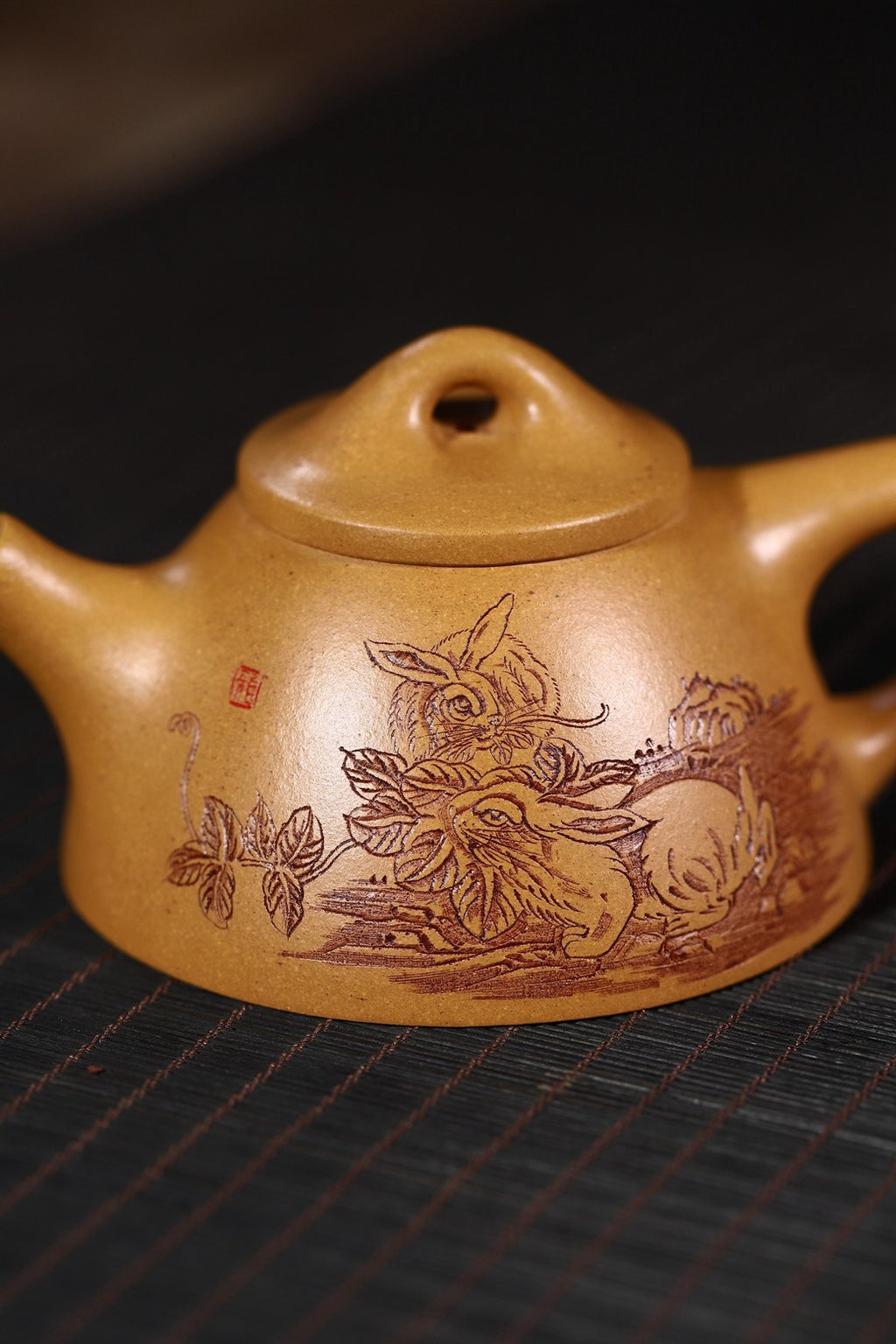 省大师潘春芳关门弟子许冠新老师制壶，国高工周莹老师刻绘精品【霸王瓢 · 动如脱兔】黄金段泥 150cc