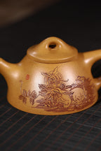 省大师潘春芳关门弟子许冠新老师制壶，国高工周莹老师刻绘精品【霸王瓢 · 动如脱兔】黄金段泥 150cc