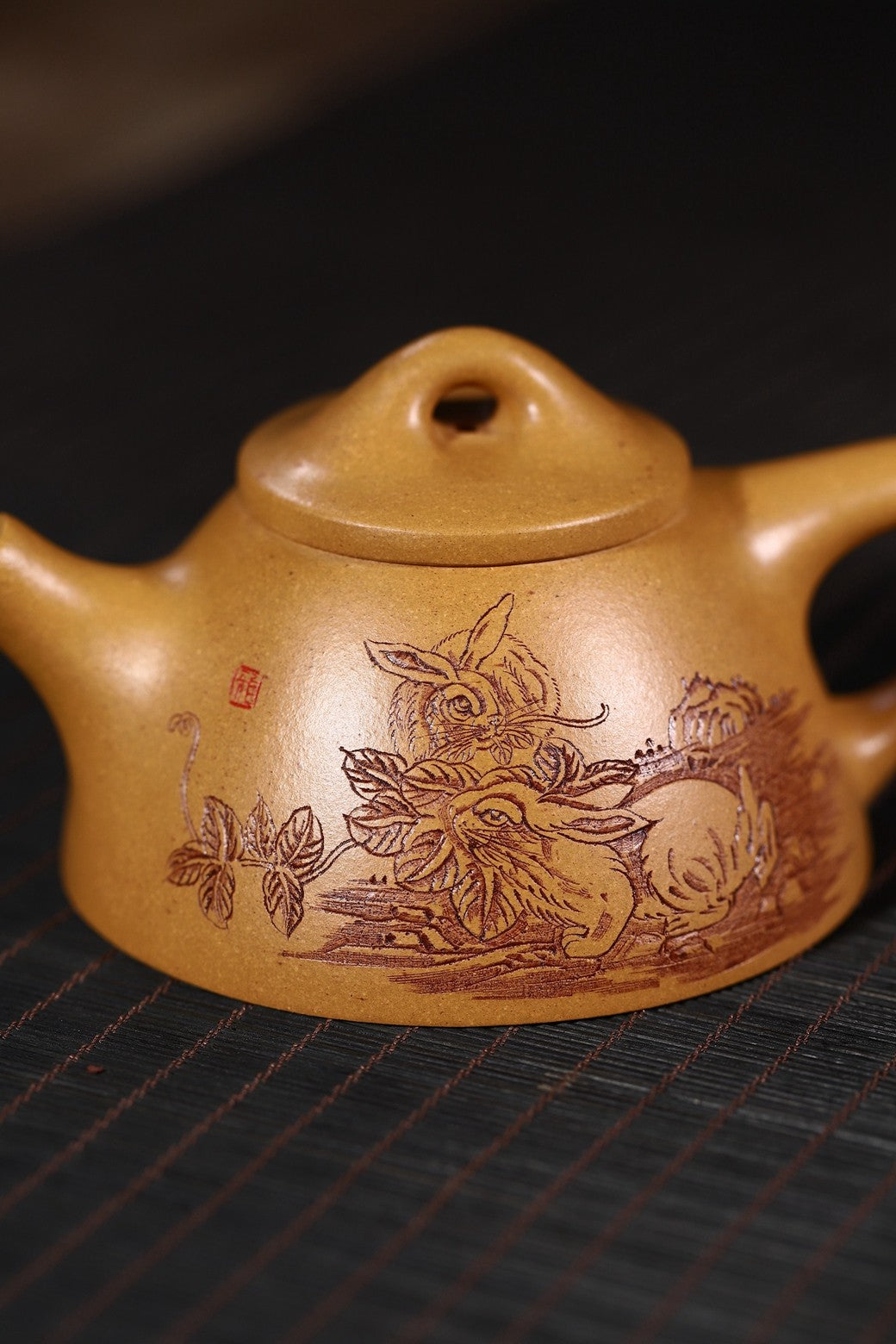 省大师潘春芳关门弟子许冠新老师制壶，国高工周莹老师刻绘精品【霸王瓢 · 动如脱兔】黄金段泥 150cc
