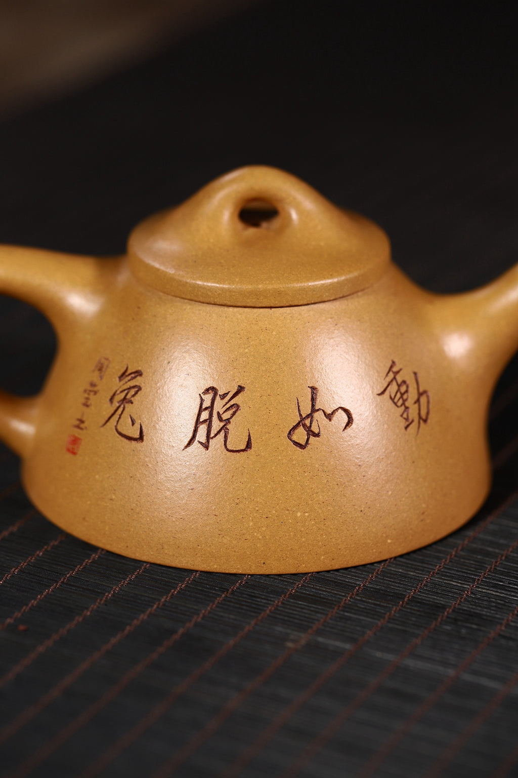 省大师潘春芳关门弟子许冠新老师制壶，国高工周莹老师刻绘精品【霸王瓢 · 动如脱兔】黄金段泥 150cc
