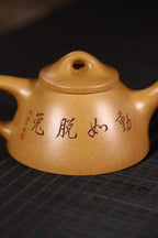省大师潘春芳关门弟子许冠新老师制壶，国高工周莹老师刻绘精品【霸王瓢 · 动如脱兔】黄金段泥 150cc