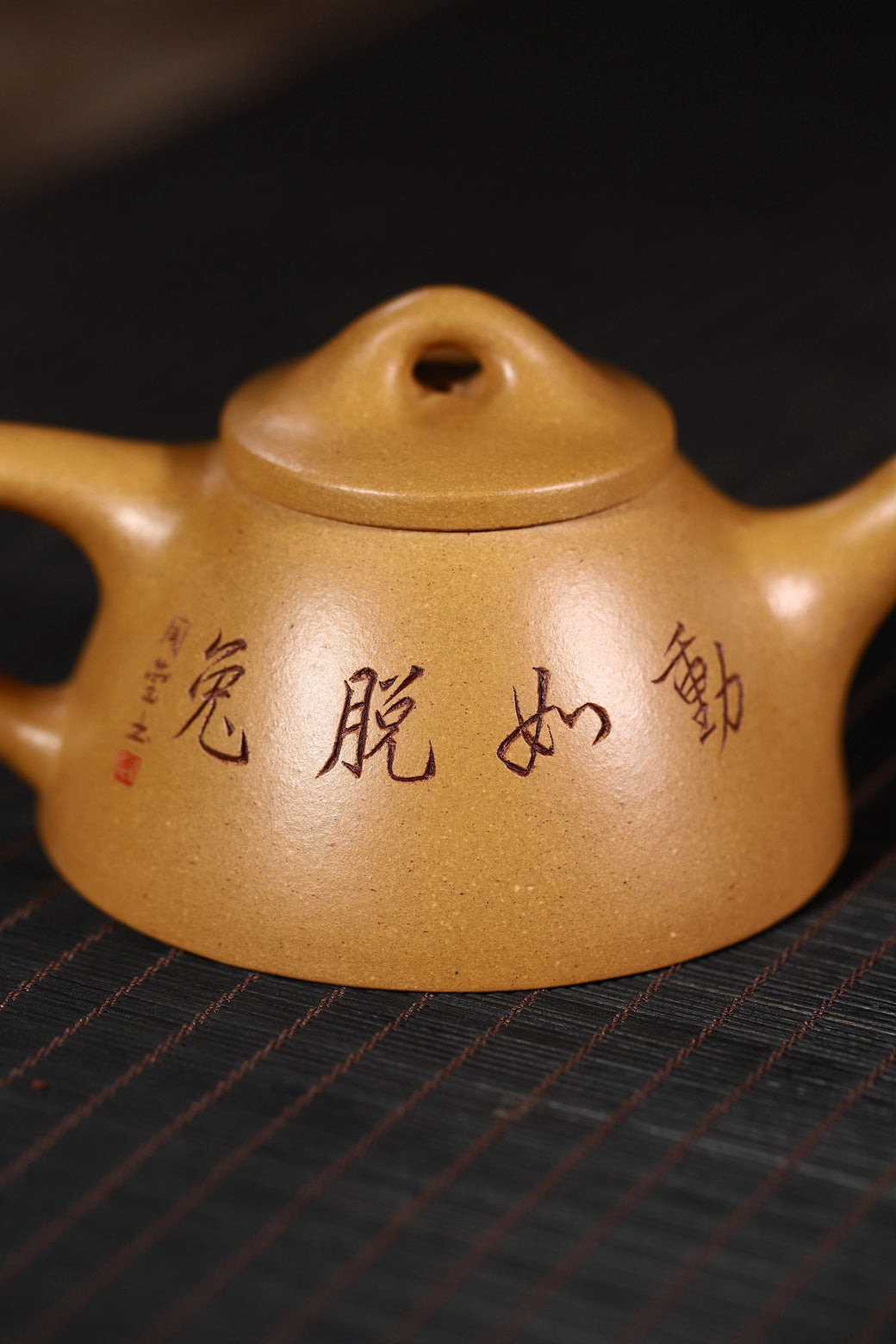 省大师潘春芳关门弟子许冠新老师制壶，国高工周莹老师刻绘精品【霸王瓢 · 动如脱兔】黄金段泥 150cc