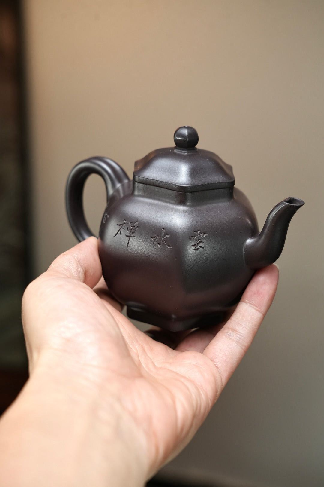【耿浩方器 礼藏双绝】 紫砂80后方器巨匠·耿浩巅峰之作《六方秋水壶》原矿极品90纯紫老泥·250cc