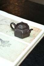 【耿浩方器 礼藏双绝】 紫砂80后方器巨匠·耿浩巅峰之作《六方怀隐壶》原矿极品90纯紫老泥·190cc