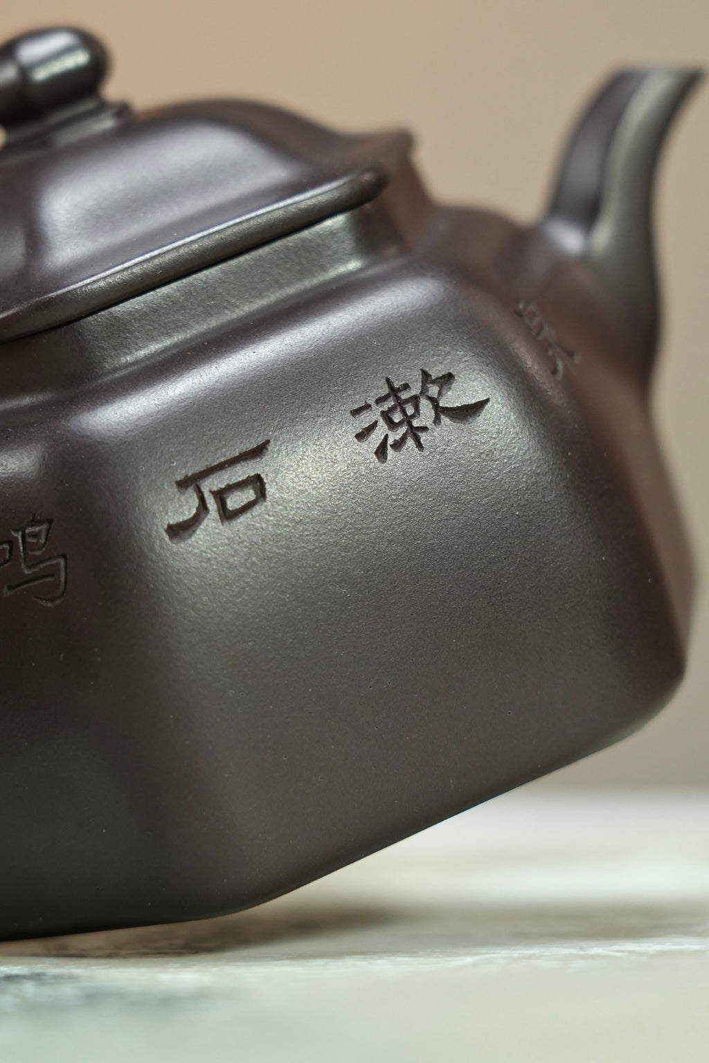 【耿浩方器 礼藏双绝】 紫砂80后方器巨匠·耿浩巅峰之作《六方怀隐壶》原矿极品90纯紫老泥·190cc